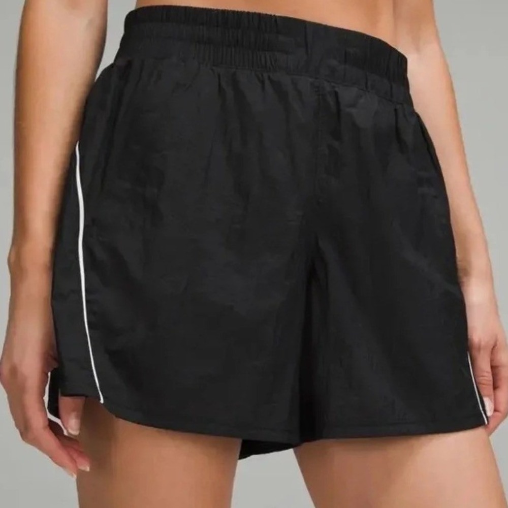 Lululemon Women's Lightweight License to Train Shorts Black White Size 8 4" Run